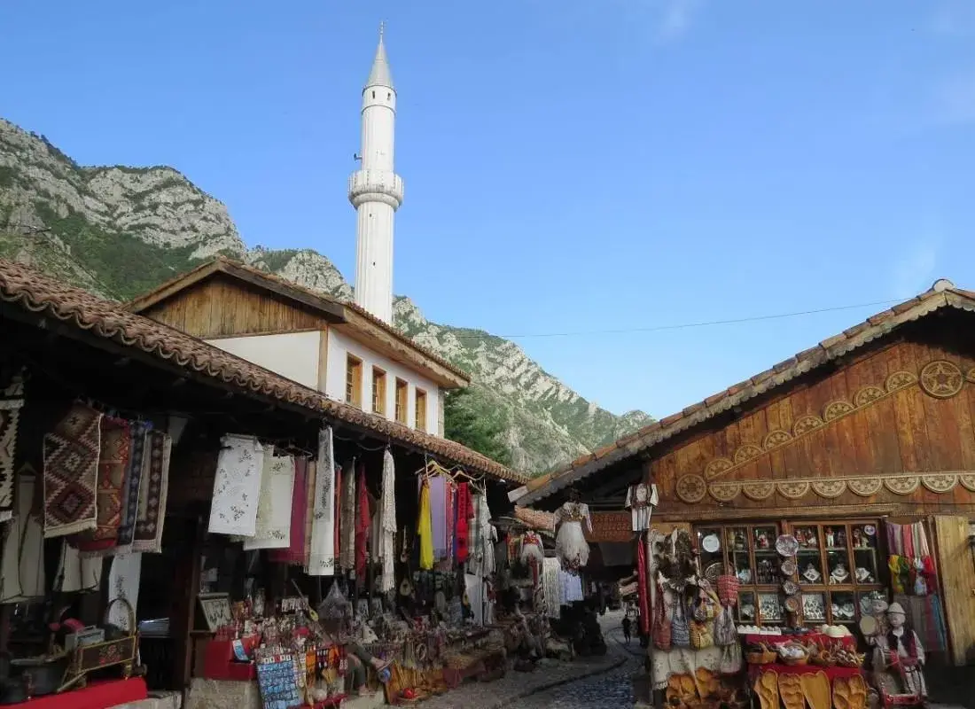 Utazó albán zászlóval Albánia legszebb vidékeinek felfedezése közben