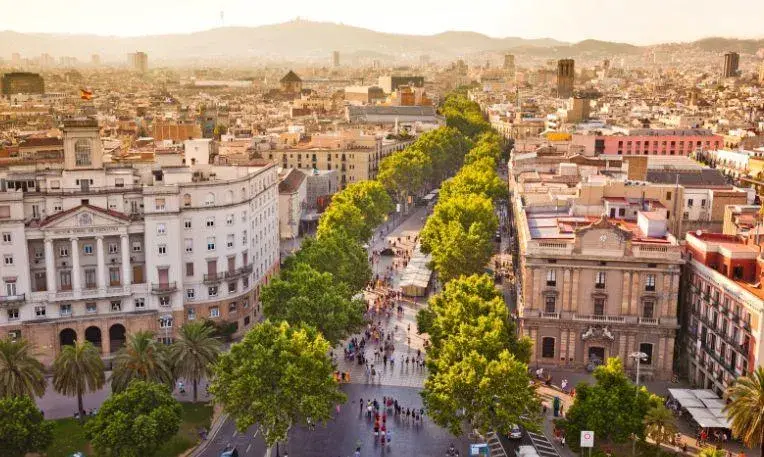 Pár a barcelonai adventi vásárban