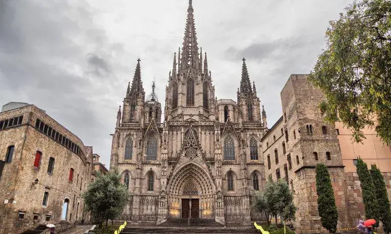 Pár a barcelonai adventi vásárban