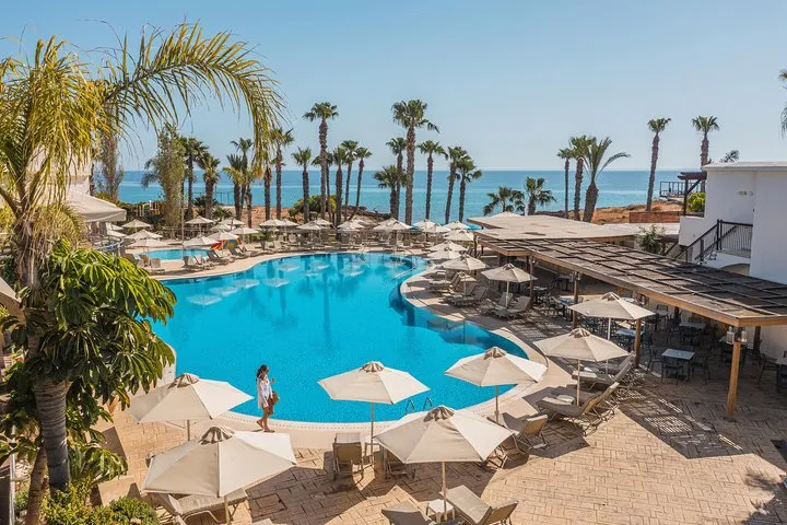 Család a Louis Althea Beach ciprusi strandján