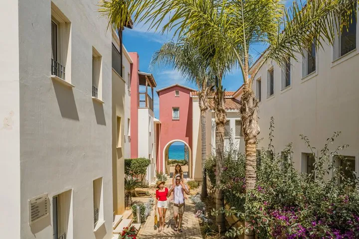 Család a Louis Althea Beach ciprusi strandján