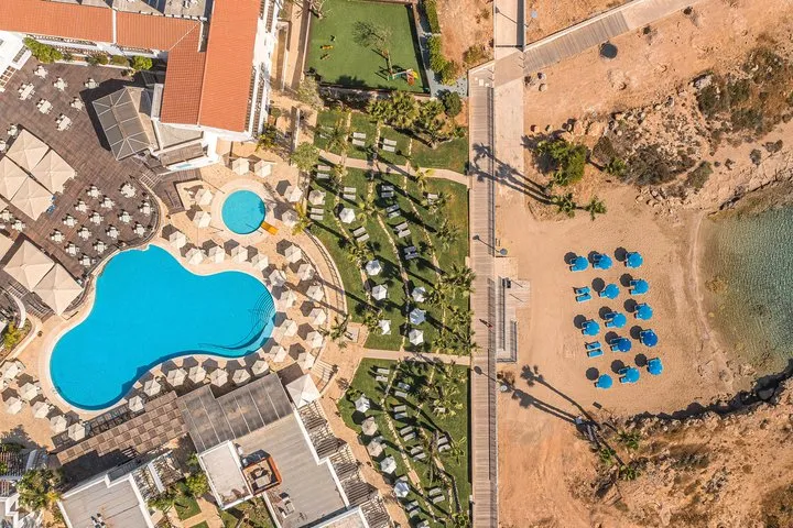 Család a Louis Althea Beach ciprusi strandján