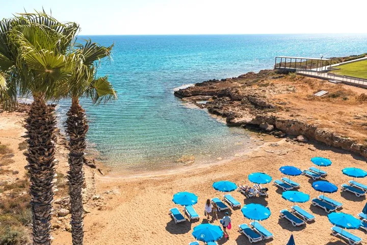 Család a Louis Althea Beach ciprusi strandján