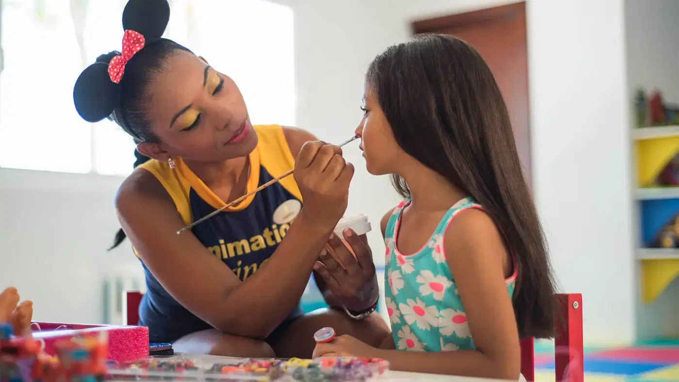 Családok a Grand Bavaro Princess medencéjénél Dominikán
