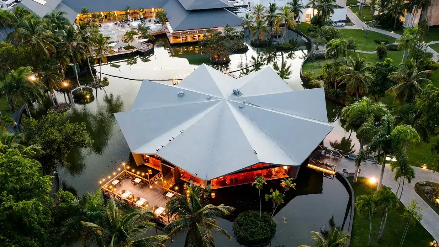 Családok a Grand Bavaro Princess medencéjénél Dominikán