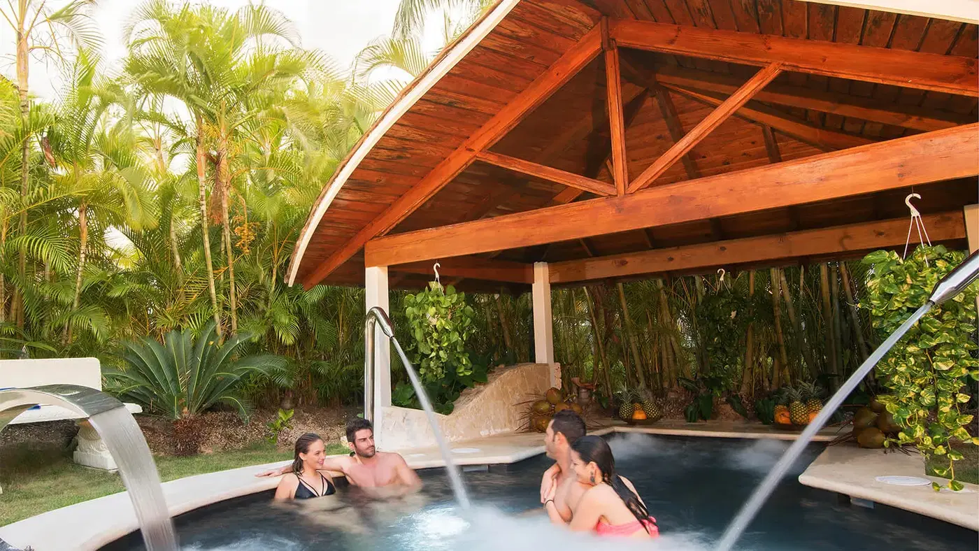 Családok a Grand Bavaro Princess medencéjénél Dominikán