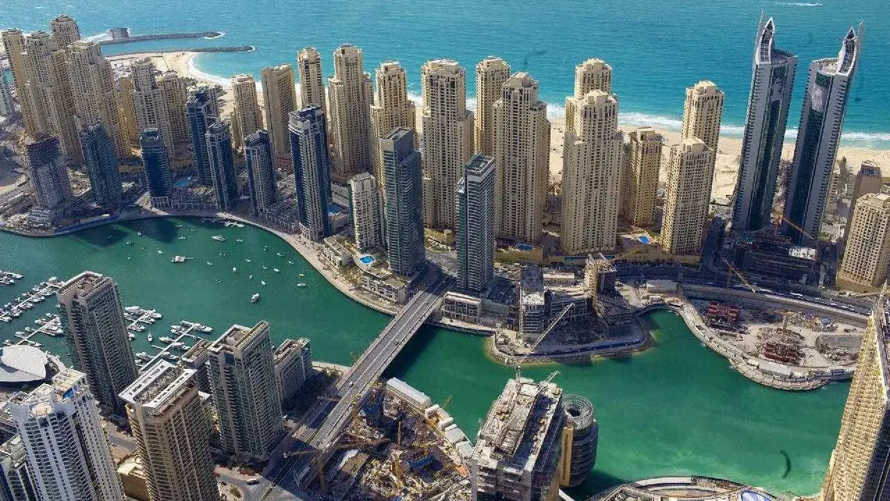 Dubai esti városképe a Dubai és Abu Dhabi körutazáson