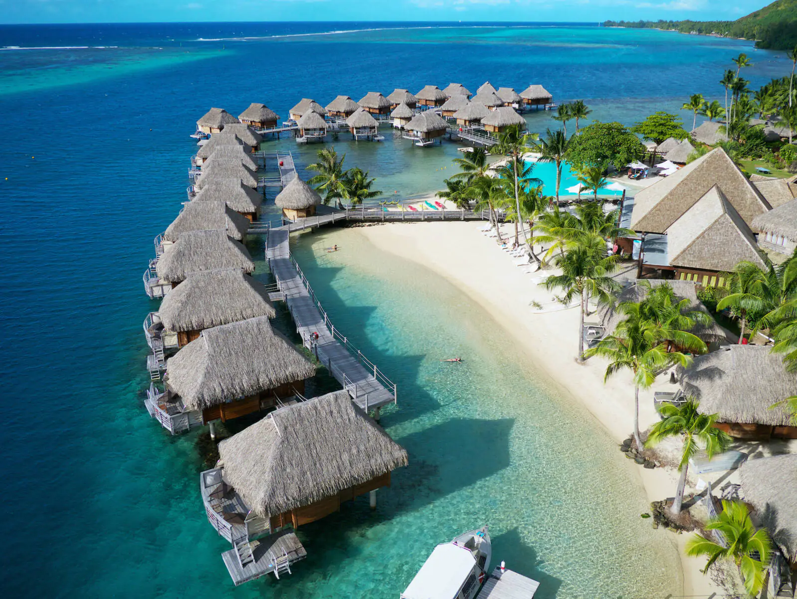 Moorea lagúnája és víz fölé épített bungalói