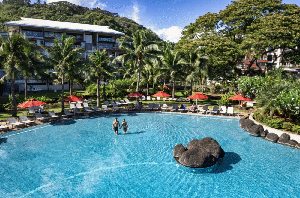 Tahiti Pearl Beach Resort medencéje trópusi kertben