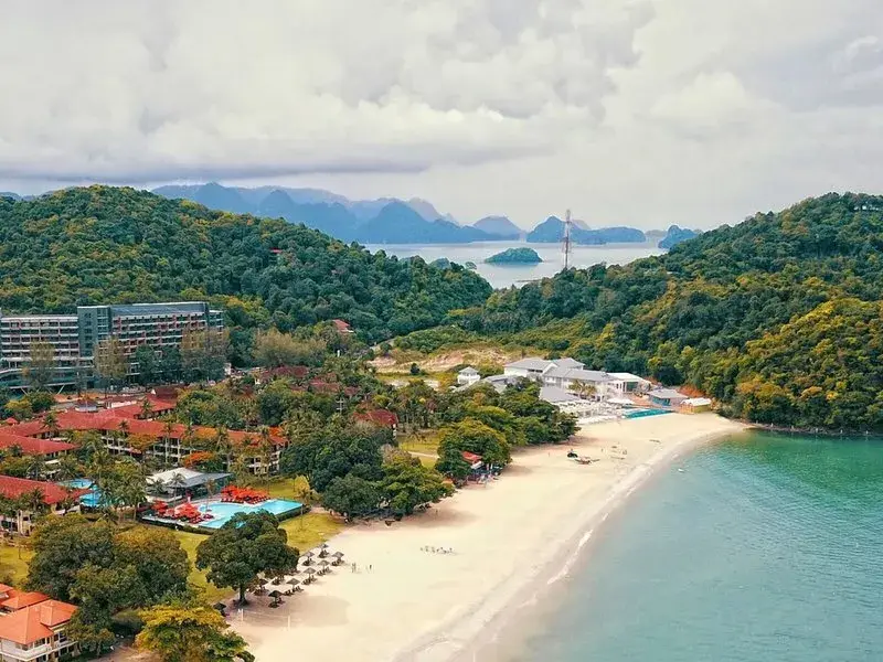 Vendég a Holiday Villa Langkawi tengerparti medencéjében