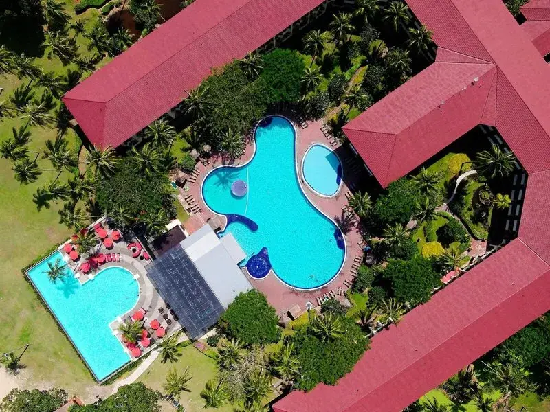 Vendég a Holiday Villa Langkawi tengerparti medencéjében
