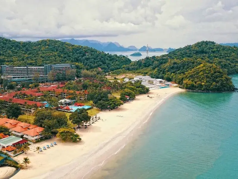 Vendég a Holiday Villa Langkawi tengerparti medencéjében