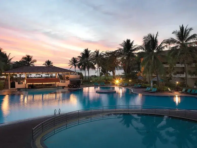 Vendég a Holiday Villa Langkawi tengerparti medencéjében