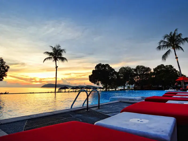 Vendég a Holiday Villa Langkawi tengerparti medencéjében