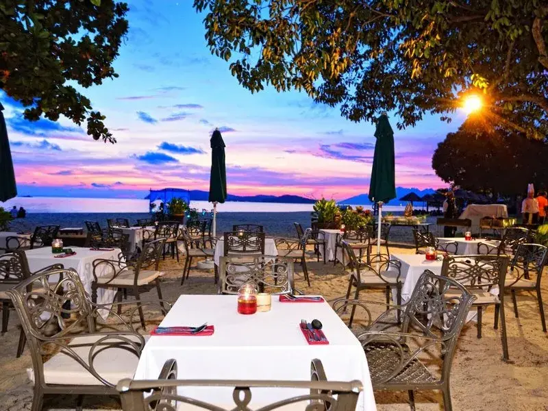 Vendég a Holiday Villa Langkawi tengerparti medencéjében