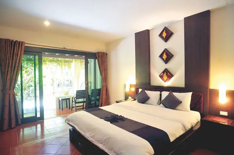 Medencés trópusi kert a Duangjitt Resort & Spa phuketi szállodában