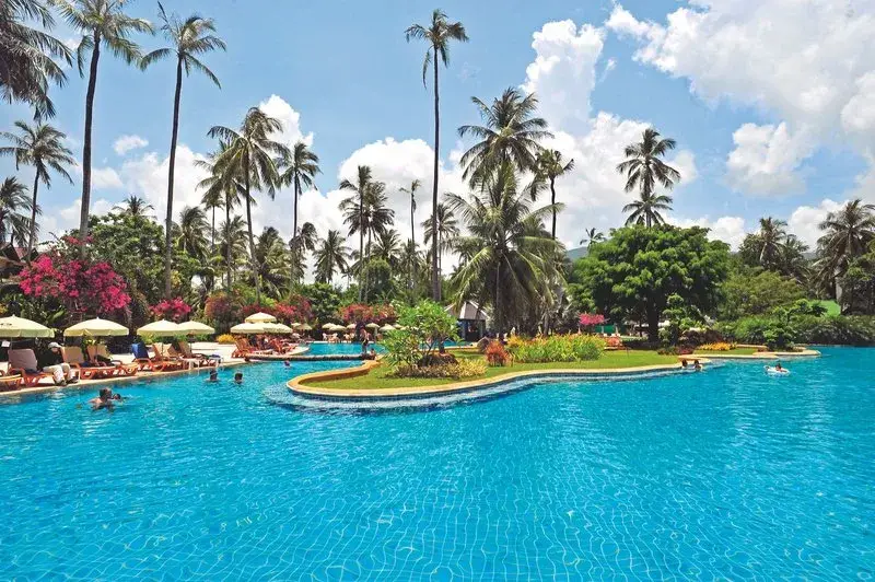 Medencés trópusi kert a Duangjitt Resort & Spa phuketi szállodában