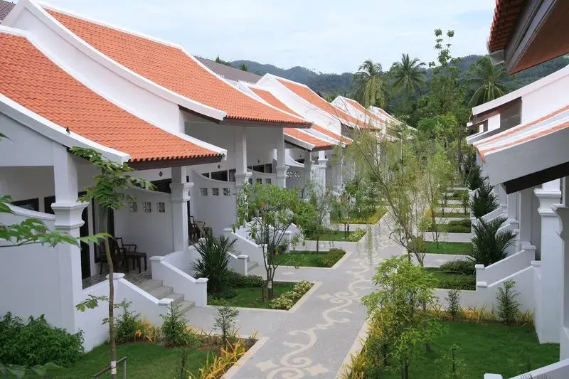 Medencés trópusi kert a Duangjitt Resort & Spa phuketi szállodában