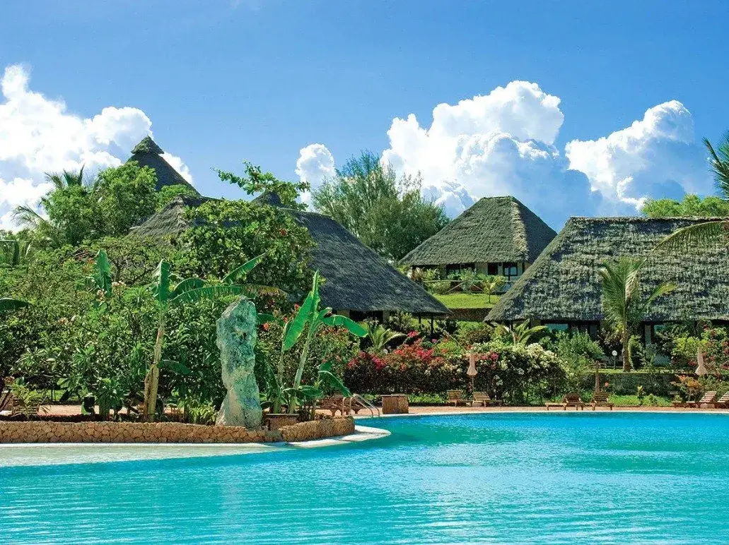 Zanzibári resort medencéje